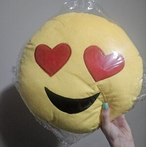 NWT Heart eyes emoji 😍 pillow, cover unzips to wash! 12" diameter